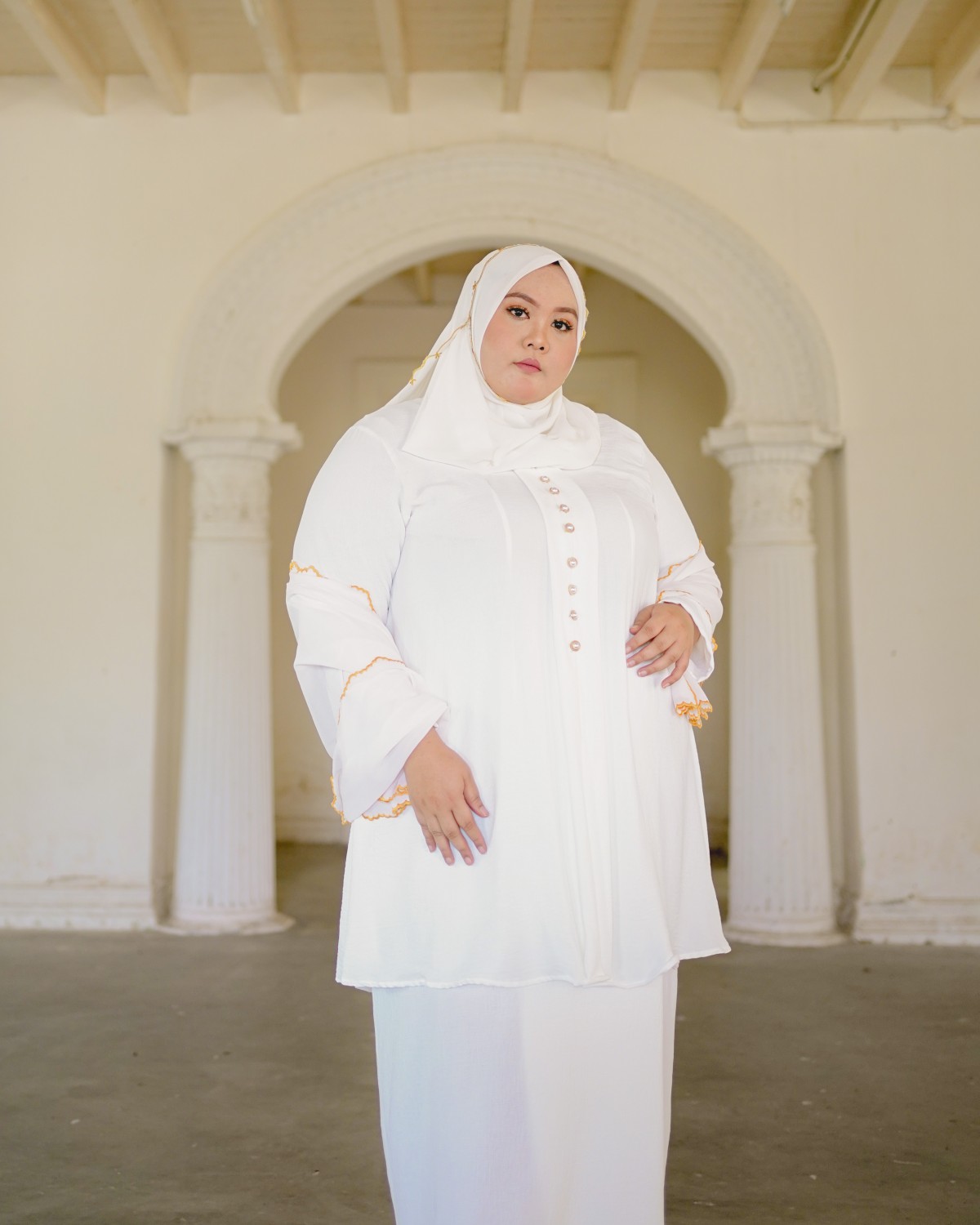Nona Subaidah Button Kebarung (White)